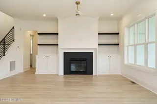 103 Shoreview Drive, New Bern, NC 28562 – photo 14: 006-1920x1080-living-room