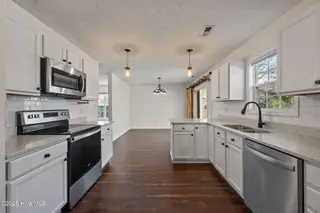 122 Tanbark Drive, Jacksonville, NC 28546 — 3-bedroom home in Aragona Village, Jacksonville, NC, photo 10 of 53: Kitchen