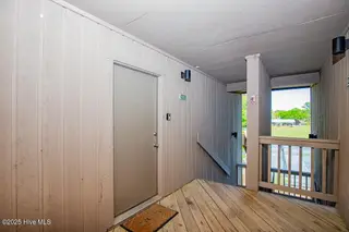 6125 Harbourside Drive, New Bern, NC 28560 – photo 2: Entryway
