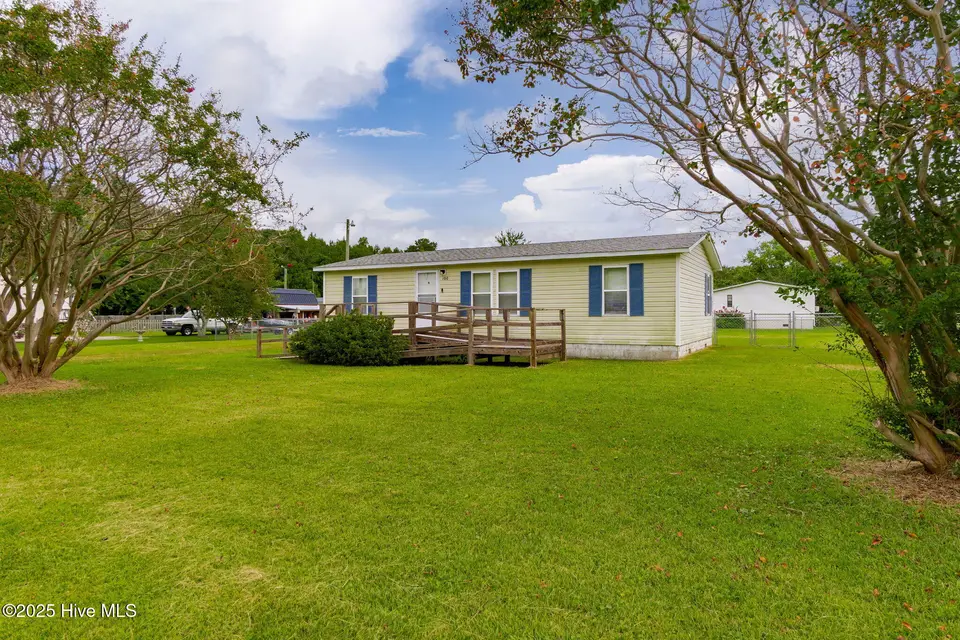 100 Lindsey Court, Beaufort, NC 28516 — 3-bedroom manufactured home in Green Meadows, Beaufort, NC, photo 1 of 38: Front of Home