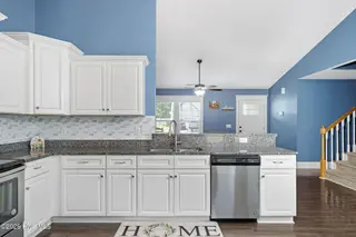 19 Darel Street, Rocky Point, NC 28457 – photo 11: Kitchen counters and bar