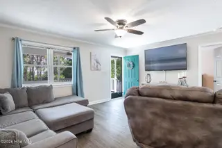 122 Purdie Drive, Emerald Isle, NC 28594 — 3-bedroom home in Oakland Hills, Emerald Isle, NC, photo 4 of 22: Ocean Moon Cottage 007