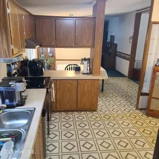 107 Eagle Ridge Drive, Dudley, NC 28333 — 4-bedroom manufactured home in Eagle Ridge, Dudley, NC, photo 8 of 17: Kitchen