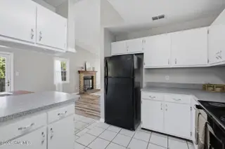 530 Shadowridge Road, Jacksonville, NC 28546 — 4-bedroom home in Brynn Marr, Jacksonville, NC, photo 11 of 32: shadow-12
