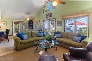 712 Canal Cove Road, Lake Waccamaw, NC 28450 – photo 10: Family Room