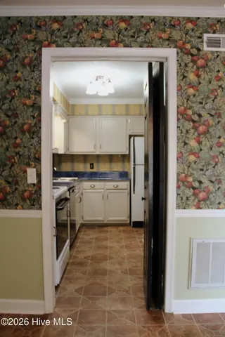 1861 Quail Ridge Road D, Greenville, NC 27858 – photo 11: toKitchen_a