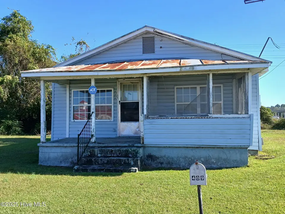 409 Plum Street, New Bern, NC 28560 – photo 1 of 21: Front of Home