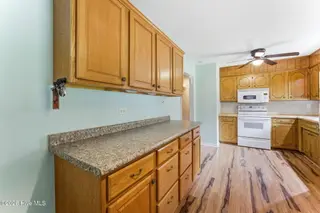 409 Bradford Drive, New Bern, NC 28560 – photo 9: 36-web-or-mls-0c0a3945-Edited