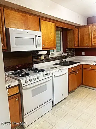 204 Kerry Court, Jacksonville, NC 28546 — 5-bedroom home in Windsor Manor, Jacksonville, NC, photo 12 of 53: Kitchen