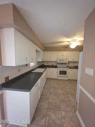 709 Plantation Drive, New Bern, NC 28562 – photo 6: 20260123_094514 (1)