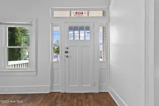 609 N 10th Street, Wilmington, NC 28401 — 4-bedroom home in Brooklyn, Wilmington, NC, photo 3 of 34: Entryway