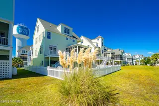 221 Sound Side Drive, Atlantic Beach, NC 28512 — 5-bedroom home in Bay Ridge, Atlantic Beach, NC, photo 9 of 60: Back of home