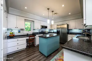 302 Plantation Drive, New Bern, NC 28562 – photo 4: Spacious Functional Kitchen