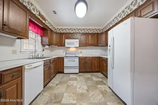 42 Barnes Street, Greenville, NC 27858 – photo 9: 21-web-or-mls-IMG_0040