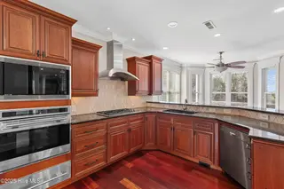 8222 Lakeview Drive, Wilmington, NC 28412 – photo 13: 19_kitchen