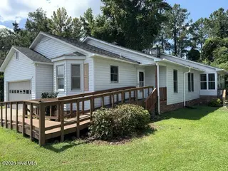 110 Stillwater Court, New Bern, NC 28562 — 3-bedroom home in River Bend, New Bern, NC, photo 17 of 18: Right Side