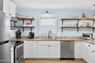 508 W Beach Drive, Oak Island, NC 28465 – photo 21: Fully equipped kitchen