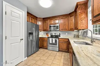 107 Fodder Drive, Hubert, NC 28539 — 3-bedroom home in Ole Mill Village, Hubert, NC, photo 20 of 59: 20_Kitchen_From_Hall
