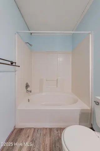 127 Rodney Lanier Road, Chinquapin, NC 28521 — 3-bedroom home, Chinquapin, NC, photo 24 of 61: Hallway full bathroom