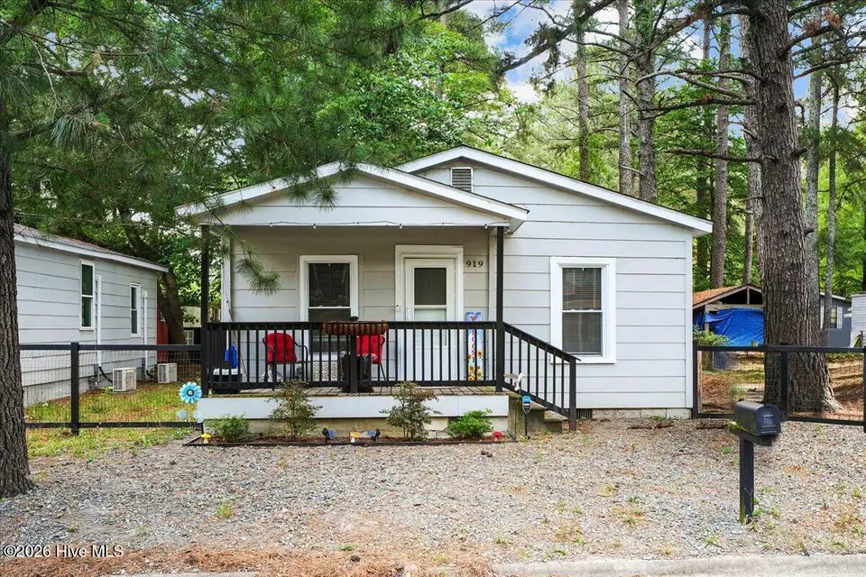 919 West Street, Smithfield, NC 27577 – photo 1 of 26: 919 West St