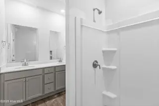 610 S Squires Run Lane, Richlands, NC 28574 – photo 13: Master Bathroom