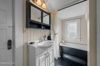1223 National Avenue, New Bern, NC 28560 – photo 12: Full Bath 1 Downstairs