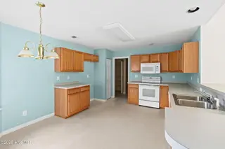 927 Wyndfall Drive SW, Sunset Beach, NC 28468 — 3-bedroom home in Wyndfall, Sunset Beach, NC, photo 8 of 49: 25-web-or-mls-CAMMediaLLC.com 927-24