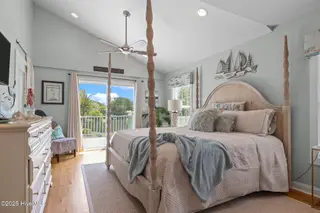 3111 Arendell Street, Morehead City, NC 28557 – photo 20: Vaulted ceilings