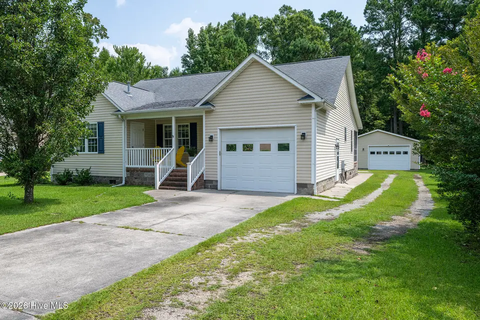 122 Laura Drive, New Bern, NC 28562 – photo 1 of 42: 122 Laura Drive, New Bern, NC