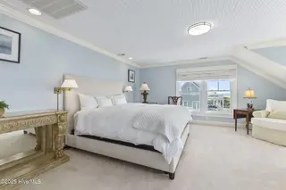125 Roosevelt Drive, Pine Knoll Shores, NC 28512 — 5-bedroom home in Roosevelt Beach, Pine Knoll Shores, NC, photo 24 of 61: Top floor primary suite w/ sitting area