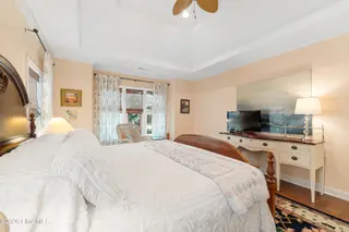 301 Hedrick Street, Beaufort, NC 28516 – photo 21: Primary suite with vaulted ceiling