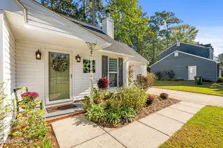 3418 Preakness Place, New Bern, NC 28562 – photo 2: Abundance of landscaping