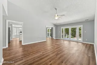 1122 Barkentine Drive, New Bern, NC 28560 – photo 4: Living Room
