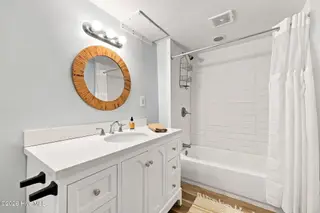 913 Bridges Street, Morehead City, NC 28557 – photo 17: Second Floor Bathroom