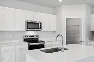 613 S Squires Run Lane, Richlands, NC 28574 – photo 14: Kitchen