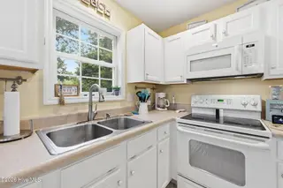 805 Driftwood Drive, Hampstead, NC 28443 — 3-bedroom home in Driftwood at Tropical, Hampstead, NC, photo 15 of 56: 34-web-or-mls-_RAD5974_edit