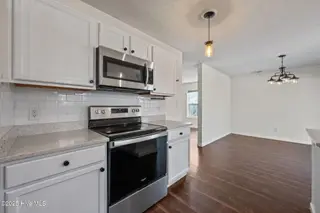 122 Tanbark Drive, Jacksonville, NC 28546 — 3-bedroom home in Aragona Village, Jacksonville, NC, photo 11 of 53: Kitchen