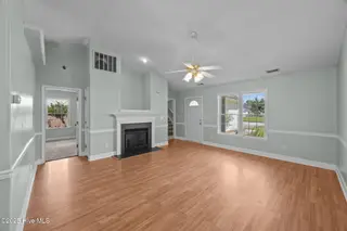 102 Inge Court, New Bern, NC 28562 – photo 10: Living Room