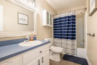 122 Purdie Drive, Emerald Isle, NC 28594 — 3-bedroom home in Oakland Hills, Emerald Isle, NC, photo 13 of 22: Ocean Moon Cottage 018 hallway bath