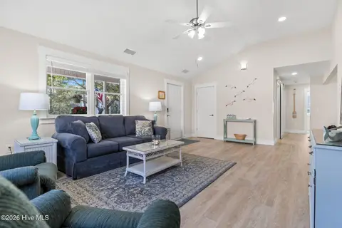 309 NE 41st St, Oak Island