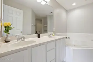 2225 Locksley Woods Drive F, Greenville, NC 27858 – photo 24: 47-web-or-mls-IMG_8738_edit