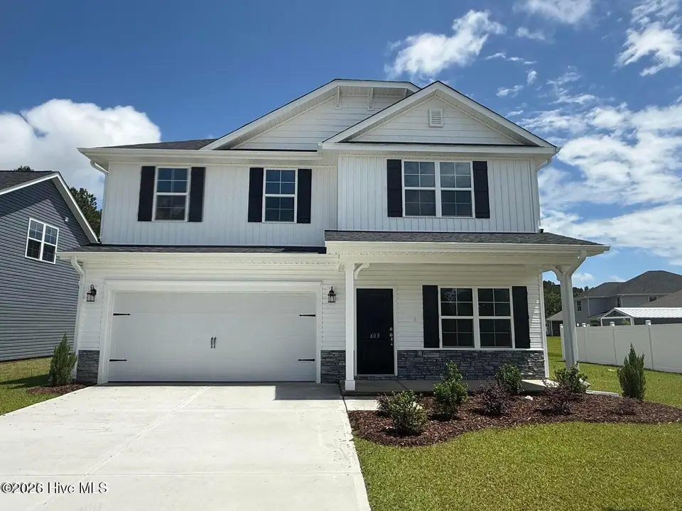 915 Port Royal Court, New Bern, NC 28560 – photo 1 of 21: House Front