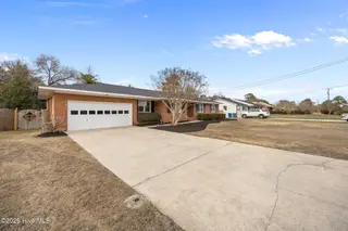 129 Tanbridge Road, Wilmington, NC 28405 – photo 3: 9-web-or-mls-Photo Feb 24 2026, 5 23 58