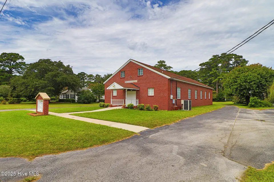 2101 S Lakeview Drive, Newport, NC 28570 – photo 1 of 40: 2101 S Lakeview Drive