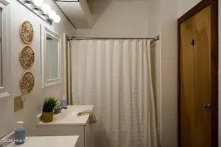603 E Colonial Avenue 1, Elizabeth City, NC 27909 – photo 12: Bathroom 1