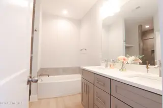 2500 Brookhaven Drive, Kinston, NC 28504 – photo 17: Tub with tile surround