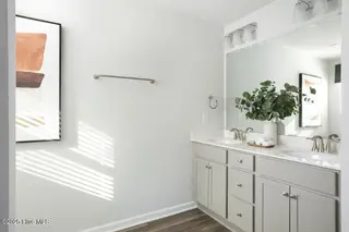 620 S Squires Run Lane, Richlands, NC 28574 – photo 21: Master Bathroom