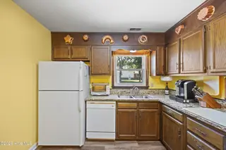 102 Greenbriar Drive, Jacksonville, NC 28546 – photo 15: 15_kitchen