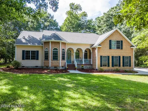 615 Ravenswood Rd, Hampstead