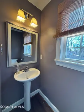 498 Primrose Lane, Winterville, NC 28590 – photo 7: powder bath